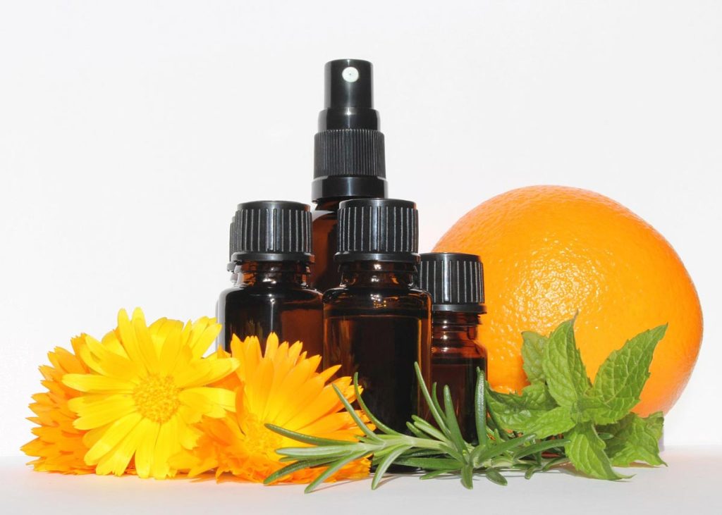 L'aromathérapie utilise les huiles essentielles extraites des plantes aromatiques .